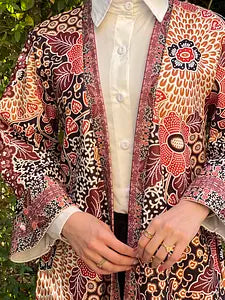 باقة في كفتان أحمر