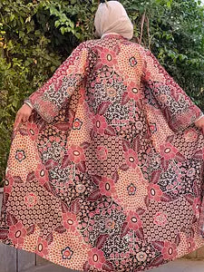 باقة في كفتان أحمر