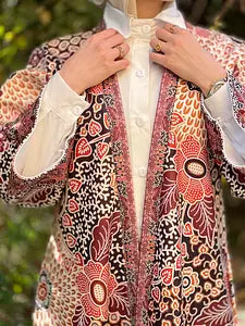 باقة في كفتان أحمر